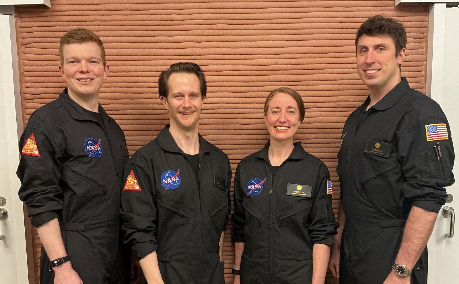 Les quatre membres de CHAPEA Mission 2 dans leur espace de travail après un an en habitat isolé.